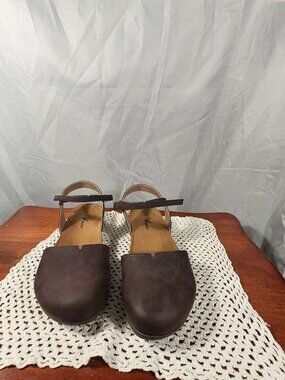 Athlefit dark brown Mary Janes. Size 9. Like new